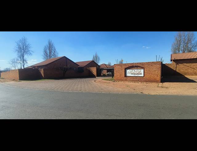 3 BEDROOM TOWNHOUSE FOR SALE IN PROTEA GLEN